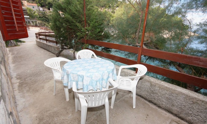 Gdinj Apartment | One bedroom apartment near beach Cove Pobij, Hvar (A-5712-c)