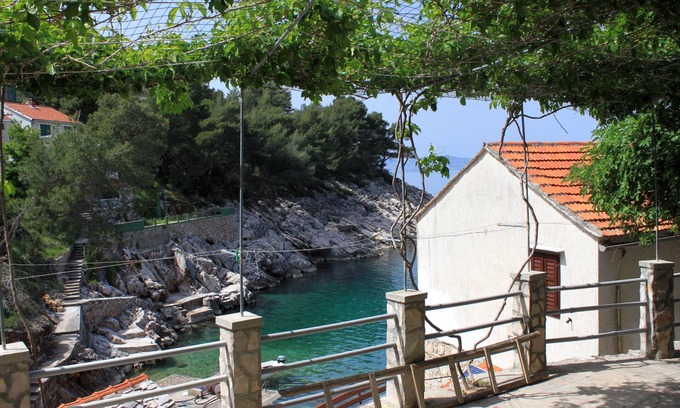 Gdinj Apartment | One bedroom apartment near beach Cove Pobij, Hvar (A-8702-d)