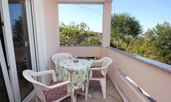 Lukoran Apartment | One bedroom apartment with terrace and sea view Lukoran, Ugljan (A-836-b)