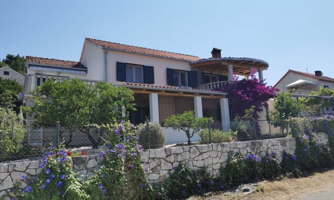 Splitska Apartment | One bedroom apartment with terrace and sea view Splitska, Brač (A-2923-a)