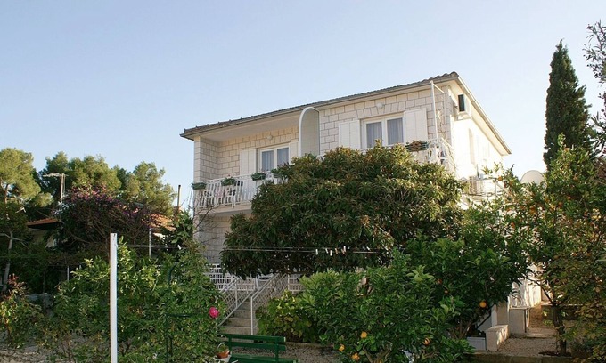 Mirce Apartment | One bedroom apartment with balcony and sea view Mirca, Brač (A-730-a)
