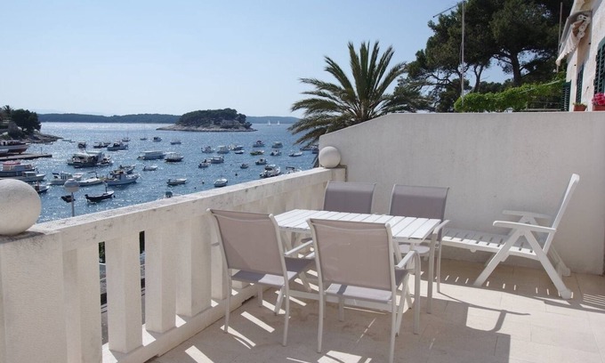 Krizna luka Apartment | One bedroom apartment with terrace and sea view Hvar (A-24926-a)
