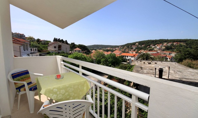 Island Hvar Apartment | One bedroom apartment with balcony Jelsa, Hvar (A-196-c)