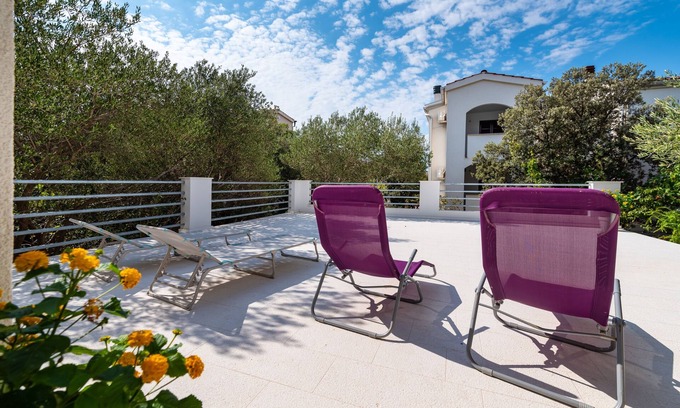 Mandre Apartment | One bedroom apartment with terrace Mandre, Pag (A-13015-c)