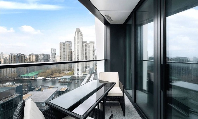 Canary Wharf Apartment | One-Bedroom Balcony Apartment City View
