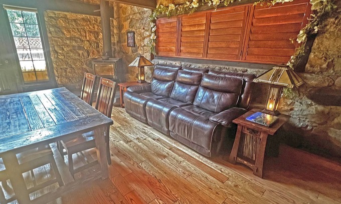 Sandy Cottage | One bedroom cottage with AC, WiFi and hot tub.