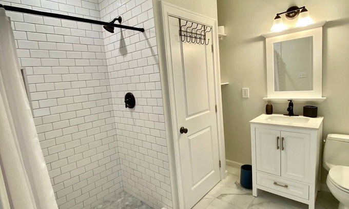 Ventnor City Apartment | One block to the beach/one block to Margate/steps to restaurants