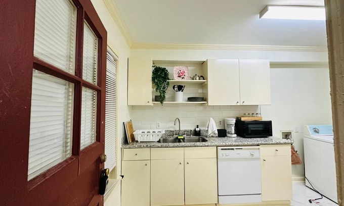 Texas Medical Center Apartment | One Queen Room in Fully Furnished Two-Room Apartment at Texas Medical Center