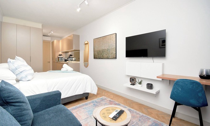 Greater Johannesburg Metropolitan Area Apartment | One Rosebank Luxe Studio in Johannesburg with WiFi, AC