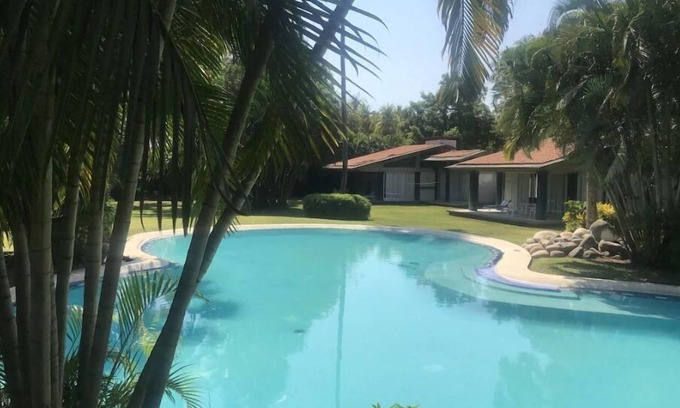 Ixtapa House | One-story house surrounded