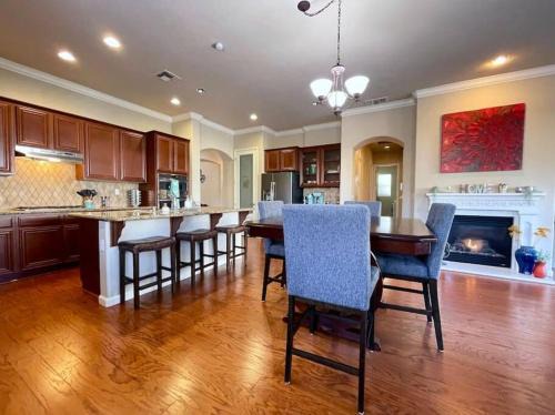 West Sacramento House | One Story Pet & Family Friendly Fireplace