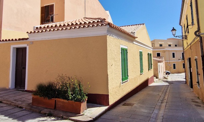 La Maddalena House | Oneglia House, bright historic house with small inner courtyard