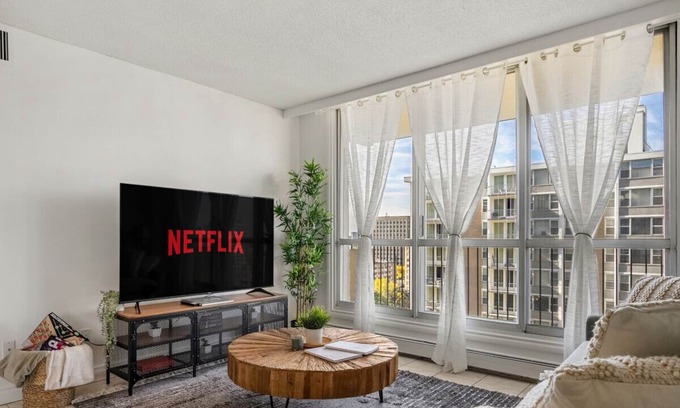 Downtown Edmonton Apartment | Only 5 minutes to Rogers with Free Downtown Parking