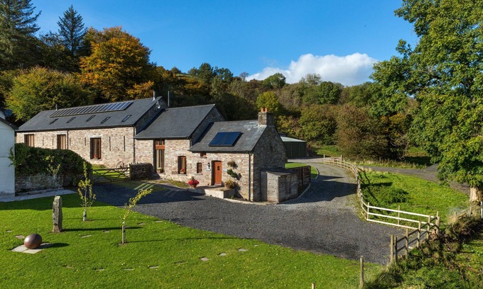 Trecastle House | Onnen Fawr Barn - Four Bedroom House, Sleeps 11