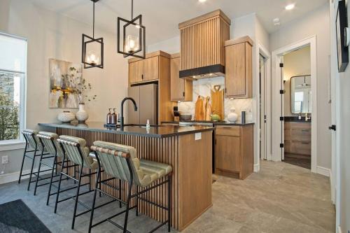 Edmond House | Onyx The Lark Stylish & Serene Edmond Oasis