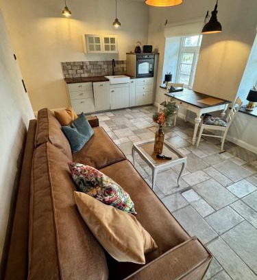 Sievern Apartment | Oolt Huus No 2 I exklusives Wohnen im denkmalgeschützten Reetdachhaus