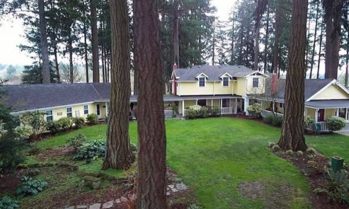 Newberg House | Open Air Therapy In The Heart Of Wine Country - 3 bedroom, sleeps 12