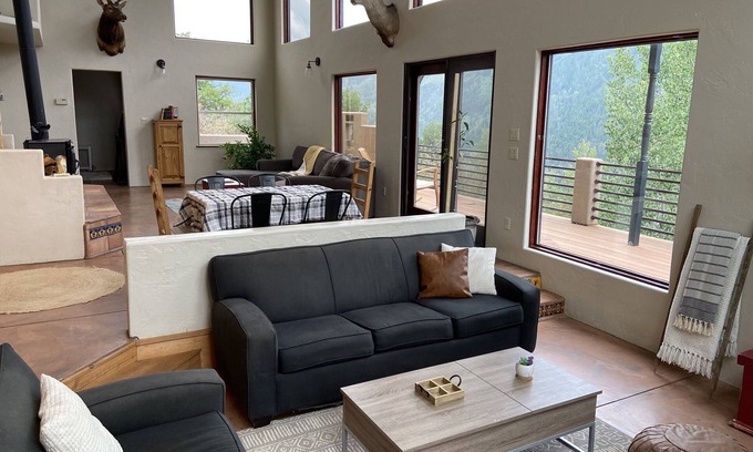 Carbondale House | Open, Airy Mountaintop Home