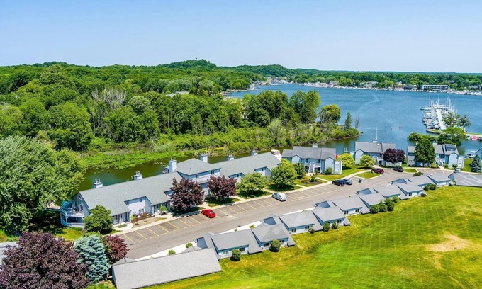 Douglas House | Open Layout Townhome Near All the Fun