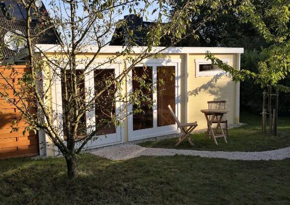 Klingberg House | Optimierter 25qm Holz Bungalow mit neuem Massivholzbett, Garten mit Grillmöglichkeit, Parkplatz, Radler Willkommen!