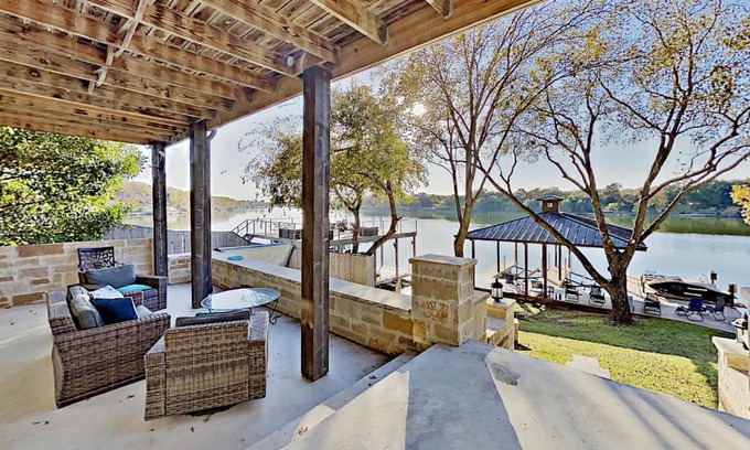 Burnet House | Opulent Waterfront 118B