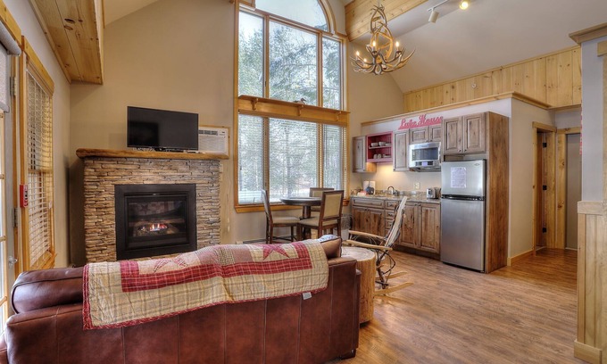 Oquossoc Hotel | Oquossoc Suite #1 | A/C & Fireplace