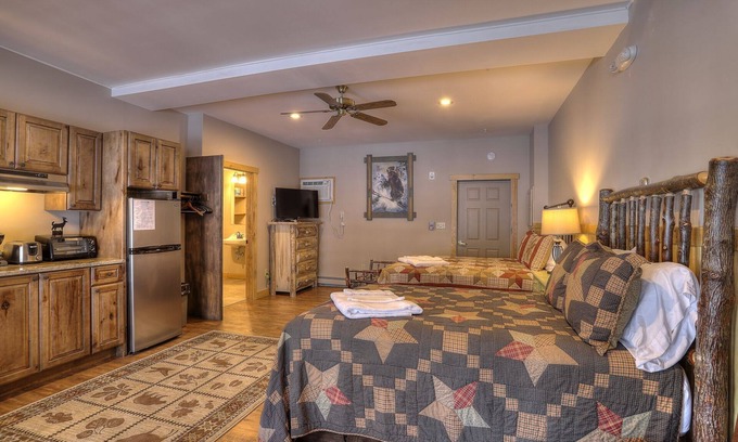 Oquossoc Hotel | Oquossoc Suite #5 | A/C