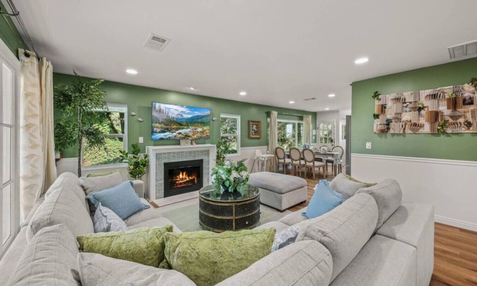 Orange House | OR3-The Evergreen Cottage w/Sunset View