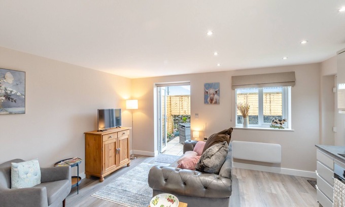 Cwm Frwd Oer Cottage | Oswald’s Rest is in an absolutely charming location and is perfect for couples.