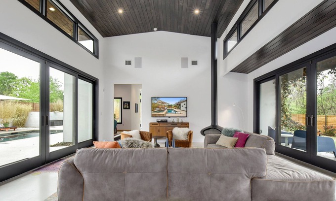 West Congress House | Outdoor Oasis with Private Pool + Spa - The Nest!