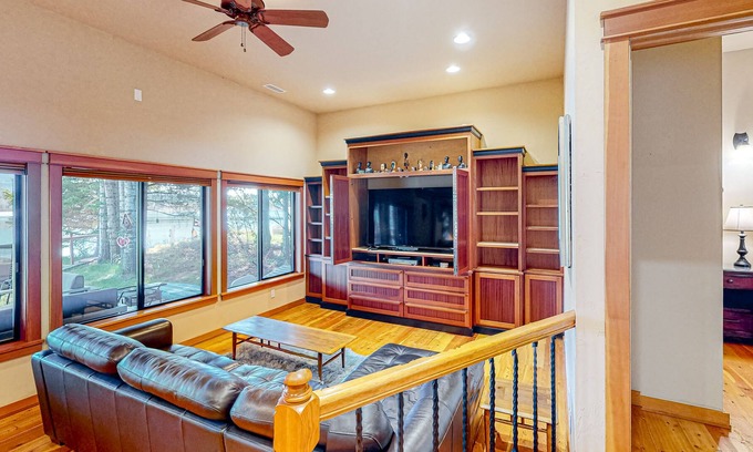 Laclede House | Outdoorsy getaway with dock, kayaks, W/D - mountain and water view