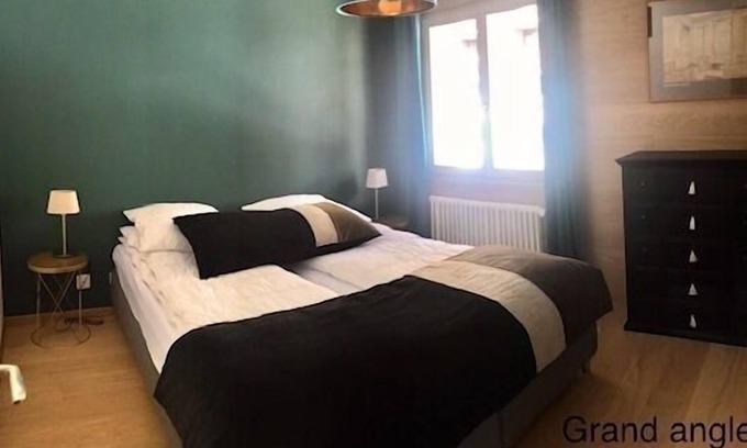 St. Luc Apartment | Outside : Beautiful flat refurbished - for 6 people - On the 3rd floor of a building - about 100m2 -