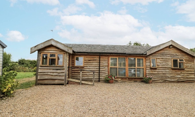 Priors Marston Cottage | OWL BARN, pet friendly, character holiday cottage in Farnborough