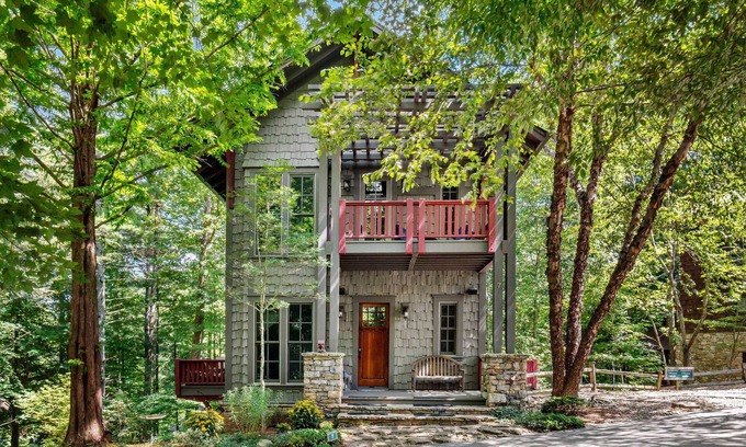 Cheshire House | Owl's Nest - 2/2.5, Luxurious, Pet Friendly Home