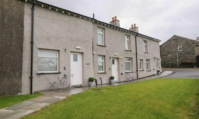 Penny Bridge Cottage | OXEN PARK FARM COTTAGE, family friendly, with a garden in Ulverston