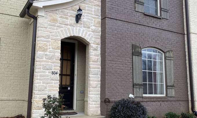 Oxford Condo | Oxford Condo-Minutes from Campus and Square