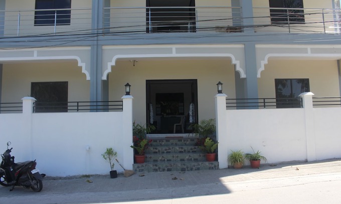 Basdiot Hotel | OYO 781 Junie Pension House