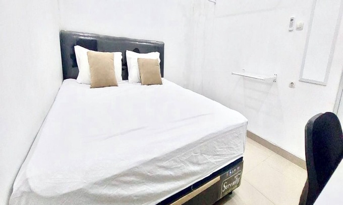 Gunung Putri Hotel | OYO 94035 Velito Rooms