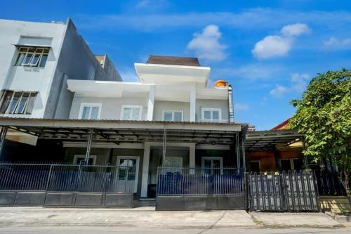 Blitar Hotel | OYO 94818 Sabina House Syariah