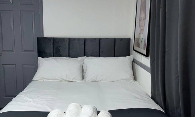 Uxbridge South Hotel | OYO Greenway Stays