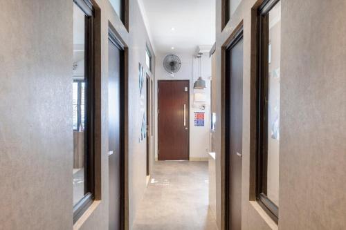 Karawang Hotel | OYO Life 3246 Walnut Inn G-10