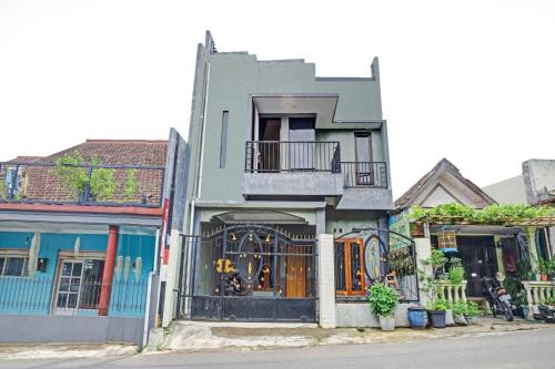 Dinoyo Hotel | OYO Life 90737 Losmen Aini Syariah