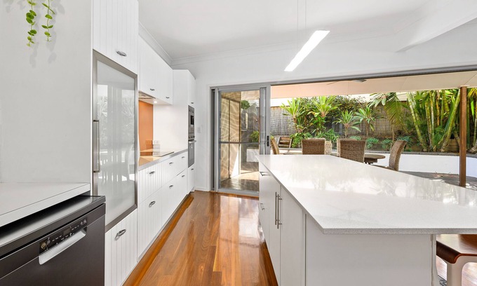 Milton House | Paddington Pad Dual Living 4 bedrooms Walk Suncorp Quiet Private Back Deck n
