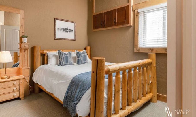 East Kootenay Hotel | Paddlers Inn - Guide's Suite | Rustic | Charming