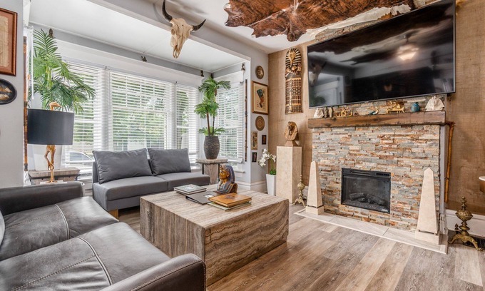 Old North Columbus House | Palace Ramses: OSU/SOHUD Luxury Home w/Barcade/Gym/Throne/1st Flr Master Suite