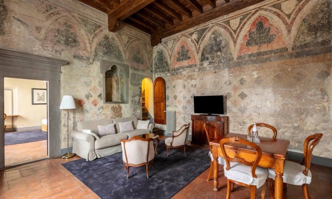 Santo Spirito Apartment | PALAZZO BOTTICELLI by Ponte Vecchio, several units! Perfect for big groups!