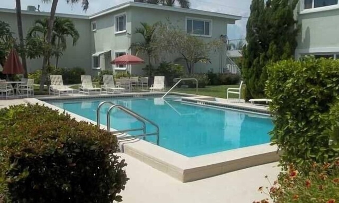 Ilexhurst Condo | Palm Cay 2: 3 Min Walk to Beach and Shared Heated Pool