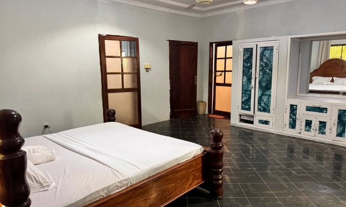 Tunguu House | Palm hide.