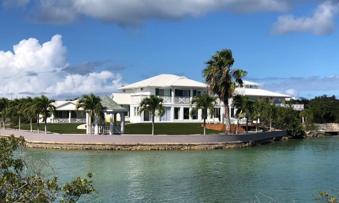 Discovery Bay Apartment | Palm Point Loft - Private two bed+ two bath on the canal IG@PalmPointTCI