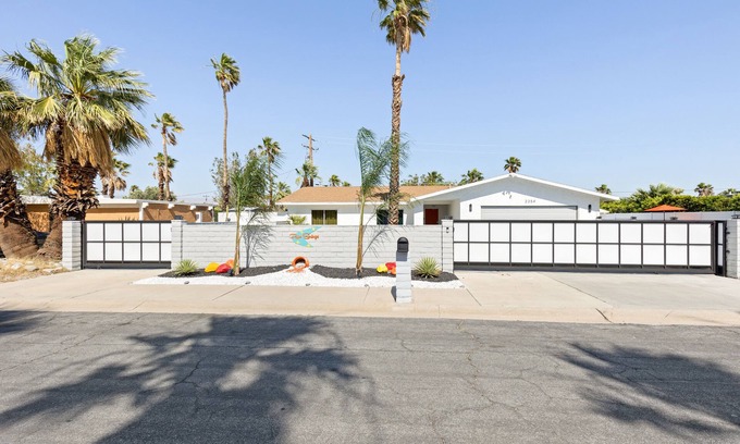 Racquet Club South House | Palm Springs Deluxe Rentals + Putting Greenn